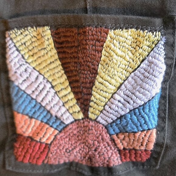 New York & Co Super High-Waisted Short – UNIQUE EMBROIDERY DESIGN - Picture 4 of 7